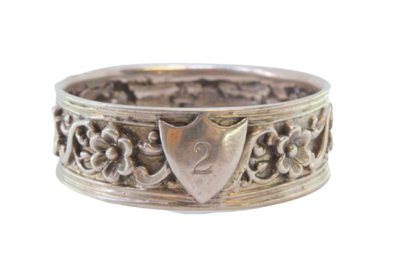 Argola de guardanapo em prata com motivos florais relevados e cartela para monograma.